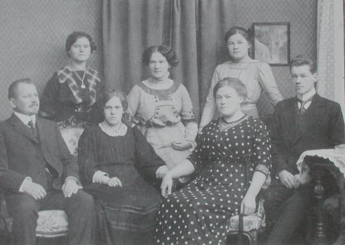 Takana Rauha, Hilja ja Liina, edess� Leo, Aino, Tyyni ja Martti
